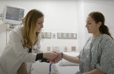 Кодирование Аквилонг в Донском Врач держит пациентку за руку