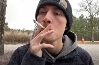 Лечение зависимости от табакокурения в Донском Мужчина с сигаретой делает затяжку