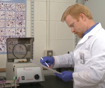 Клиника лечения наркозависимости в Донском Врач в кабинете клиники